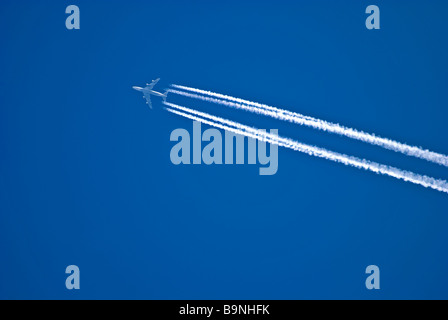 Passagierjet Flugzeug mit Kondensstreifen vor blauem Himmel Stockfoto