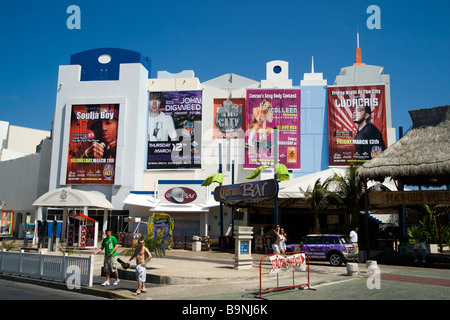 Mexiko Yucatan - Cancun Zona Hotelara oder Hotel zone Hauptzentrum in der Nähe des Forum Shopping Mall clubbing und Konzert Poster Stockfoto