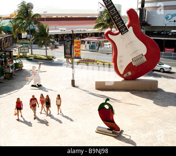 Mexiko Yucatan - Cancun Zona Hotelara oder Hotel Zone wichtigsten Zentrum der Forum-Shopping-Mall mit Hard Rock Cafe Gitarre und Zeichen Stockfoto