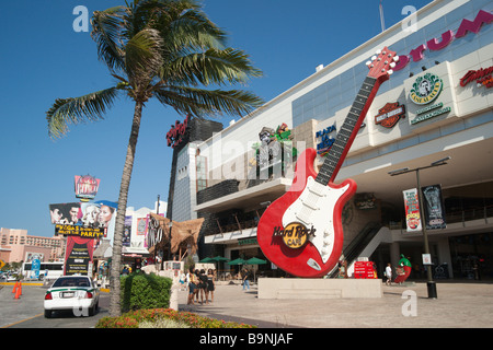 Mexiko Yucatan - Cancun Zona Hotelara oder Hotel Zone wichtigsten Zentrum der Forum-Shopping-Mall mit Hard Rock Cafe Gitarre und Zeichen Stockfoto