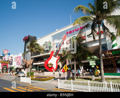 Mexiko Yucatan - Cancun Zona Hotelara mit Hard Rock Café und Forum Shopping mall Stockfoto