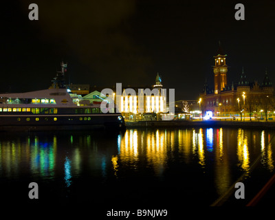 Nachtlichter schimmern in Helsingborg, Schweden. Stockfoto