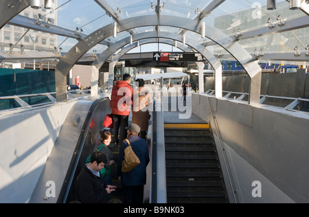 Straphangers auf der Rolltreppe wie sie aus der brandneuen, Stand der Technik, u-Bahnstation am South Ferry. Stockfoto