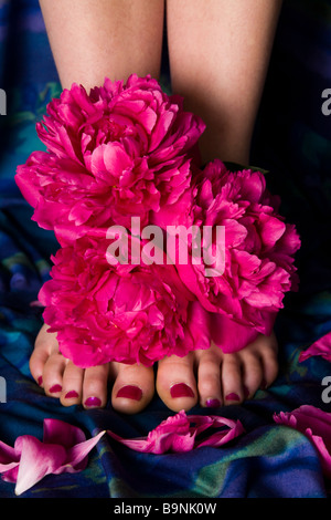 lackierten Zehen mit rosa Pfingstrosen Stockfoto