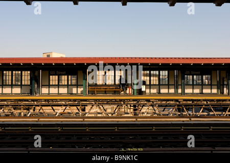 New York NY 18. März 2009 Mann wartet auf seinen Zug an einem erhöhten u-Bahnstation in Harlem Stockfoto