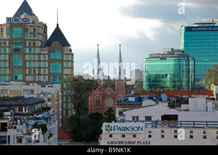 Saigon City Skyline mit Diamond Plaza, HSBC Building und die Kathedrale Notre Dame, Ho-Chi-Minh-Stadt, Vietnam Stockfoto