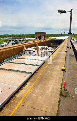 Großen Massengutfrachter Schiff Eingabe Lock 3 des Welland Kanäle Systems im Musée St Catharines, Welland Kanäle Zentrum. Stockfoto