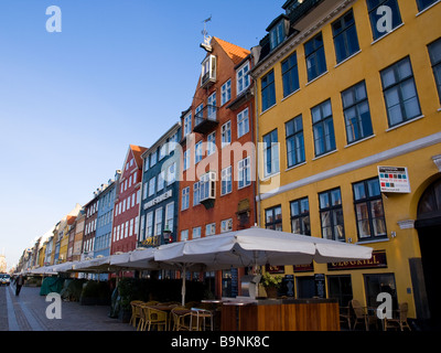 Ein Morgen Schuss von den vielen Bars und Restaurants von Nyhavn (neue Hafen) in Kopenhagen, Dänemark. Stockfoto