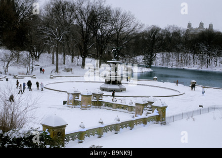 USA New York City Central Park Bethesda Brunnen in einem Schneesturm. Erhöhte Sicht von oben auf die Terrasse und Gruppen von Menschen im Park. Stockfoto