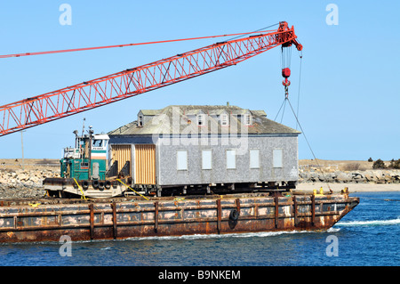 Old Coast Guard Bootshaus Transport per Binnenschiff durch "Cape Cod Canal" Stockfoto