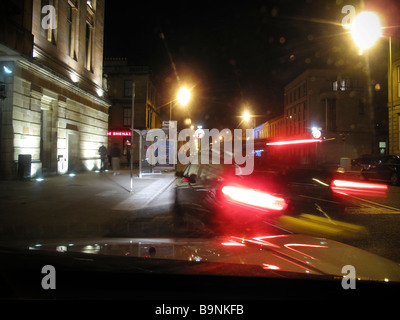 Stadtzentrum Nachtszene mit Lichtspuren Stockfoto