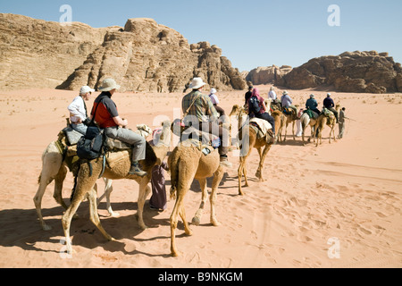 Eine Gruppe von Touristen Reiten in die Wüste Wadi Rum, Jordanien, Naher Osten Stockfoto