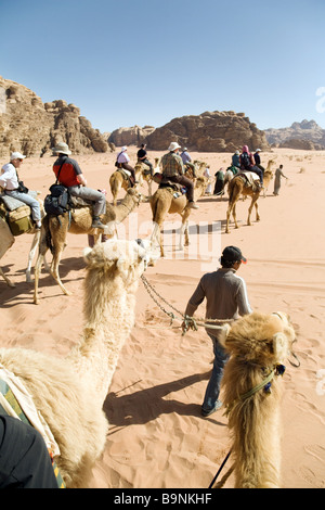 Eine Gruppe von Touristen, Reiten in der Wüste, Wadi Rum, Jordanien Stockfoto