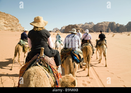 Eine Gruppe von Touristen, Reiten in der Wüste, Wadi Rum, Jordanien Stockfoto