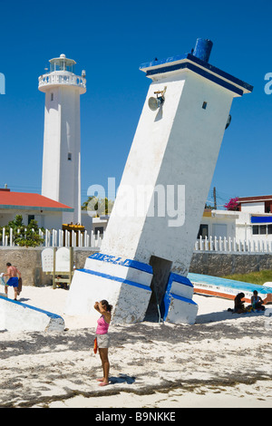 Mexiko Yucatan 2009 Puerto Morelos alten Leuchtturm beschädigt durch den Hurrikan Behula 1967 mit neuer Leuchtturm Stockfoto