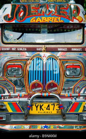 Vorderansicht des ein Jeepney in Manila. Stockfoto