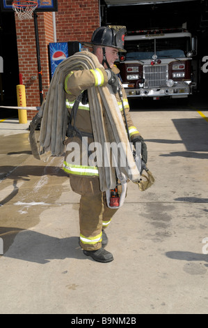 Feuerwehrmann mit Schlauch auf seiner Schulter in Bladensburg, Maryland Stockfoto