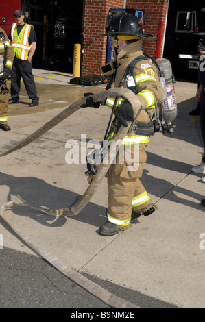 Feuerwehrmann mit Schlauch auf seiner Schulter in Bladensburg, Maryland Stockfoto