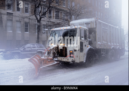 Schneepflug, der die Straße während eines Schneesturms in New York City freiräumt. Winterwetter bei Schneesturm in NYC USA Stockfoto