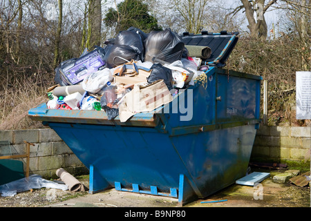 Überladene Abfälle überspringen Stockfoto