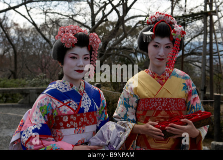 Zwei Maiko (Lehrling Geisha) Pose für die Kamera in Kyoto, Kansai, Japan Stockfoto