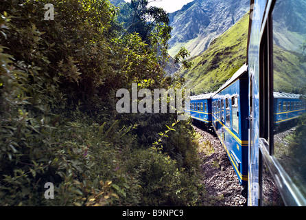 PERU MACHU PICCHU Perurail Vistadome Zug fährt durch das Urubamba-Tal auf dem Weg von Cusco nach Machu Picchu Stockfoto