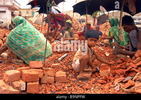 Stein zerbrechen Breaker Kinderarbeit Asien Armen günstige natürliche Ressource Bangladesch Missbrauch Armut Menschen Kampf überleben junge Stockfoto