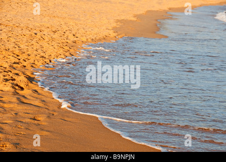 Welle stürzt auf einsamen Strand Stockfoto