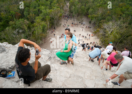 Mexiko Yucatan - Maya Coba-historische Ruinen Besucher fotografieren an der Spitze des Aufstiegs - Pyramide Nohoch Mul Komplex, Stockfoto