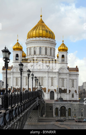 Blick auf die Kathedrale von Christus des Retters von der patriarchalischen Brücke Moskau Russland Stockfoto