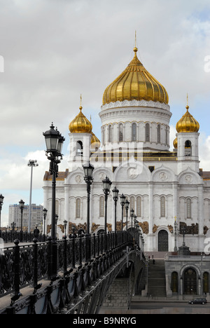 Blick auf die Kathedrale von Christus des Retters von der patriarchalischen Brücke Moskau Russland Stockfoto