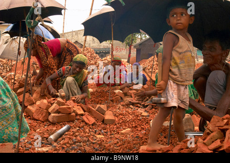 Stein zerbrechen Breaker Kinderarbeit Asien Armen günstige natürliche Ressource Bangladesch Armut Menschen Kampf überleben Zustand Mädchen woma Stockfoto