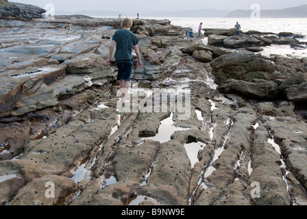 Teenager, die Wanderung über eine Landzunge an der zentralen Küste Nrth von Sydney Australia typische marine Rock Regal Stockfoto