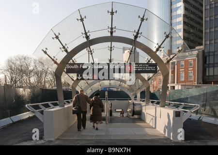 Pendler auf den neuen Stand der Technik u-Bahnstation South Ferry Stockfoto