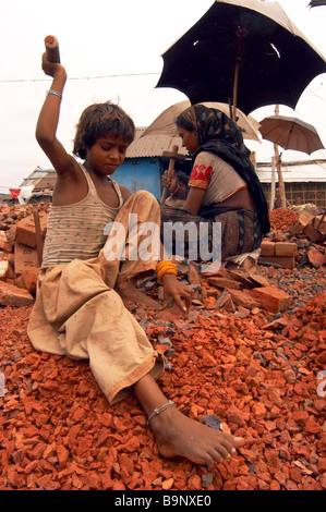 Stein zerbrechen Breaker Kinderarbeit Asien Armen günstige natürliche Ressource Bangladesch Armut Menschen Kampf überleben Zustand Mädchen woma Stockfoto