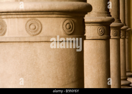 Spalten bilden eines der Arkaden der Bologna berühmt ist Stockfoto