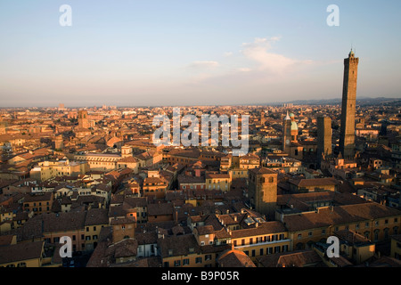 Die Skyline von Bologna, Italien zeigt Sehenswürdigkeiten und die berühmten zwei Türme Stockfoto