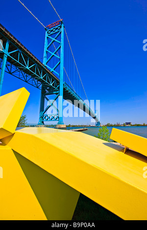 Skulptur im Park Odette (Windsor) und der Ambassador Bridge über den Detroit River zwischen den Städten Windsor, Ontario. Stockfoto