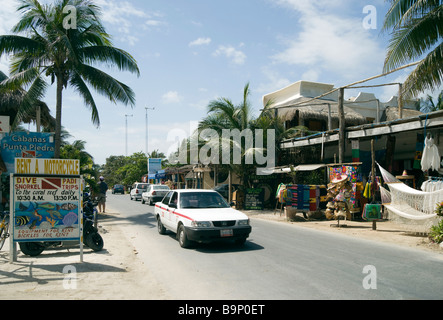 Mexiko Yucatan - Tulum Küste südlich von der antiken Ruinenstadt Geschäfte und Einrichtungen auf der alten einspurigen Straße Stockfoto