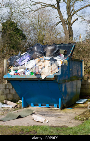 Überladene Abfälle überspringen Stockfoto