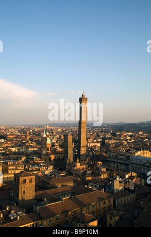 Die Skyline von Bologna, Italien zeigt Sehenswürdigkeiten und die berühmten zwei Türme Stockfoto