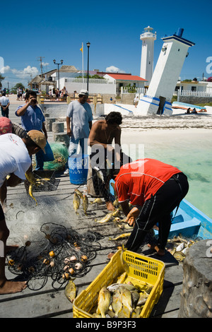 Mexiko Yucatan 2009 Puerto Morelos Fischer nutzen Stellnetze, Riff-Fische für lokale Restaurants zu fangen Stockfoto