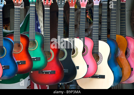 Eine Reihe von bunten hängenden Akustikgitarren; Olvera Street. Los Angeles, Kalifornien Stockfoto