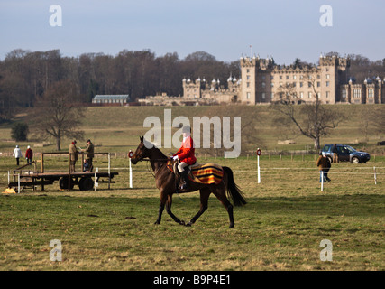 Meister der Jagd Jagd rosa rot auf dem Pferderücken mit Floors Castle Schottland in Ferne tragen Stockfoto