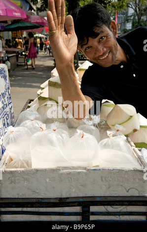 Happy Thai frischen Kokossaft Verkäufer auf seiner Straße Stand in Bangkok Thailand Stockfoto