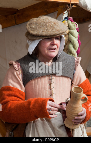Weibliche kostümierten Darsteller Hawick Reivers Festival, Scottish Borders, Hawick in Schottland, Großbritannien Stockfoto