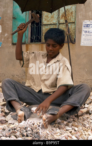 Stein zerbrechen Breaker Kinderarbeit Asien Armen günstige natürliche Ressource Bangladesch Armut Menschen Kampf überleben Zustand Mädchen woma Stockfoto