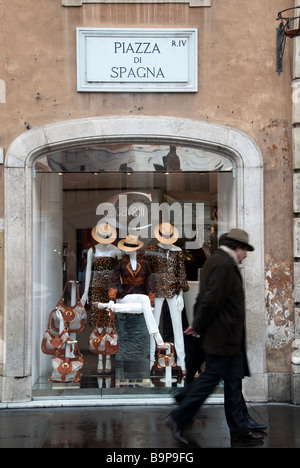 Mann trägt einen Hut geht vorbei an Roberto Cavalli Geschäft in Piazza di Spagna Rom Stockfoto