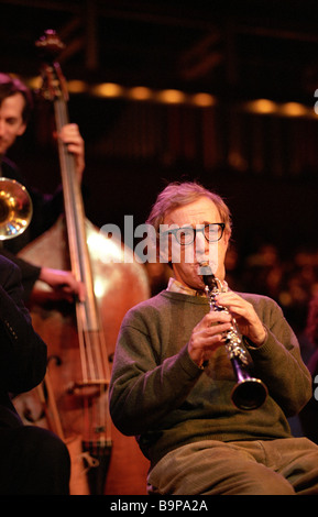 Regisseur Woody Allen spielt Klarinette mit seiner New Orleans jazz Band in der Royal Festival Hall in London UK im Jahr 1996 Stockfoto