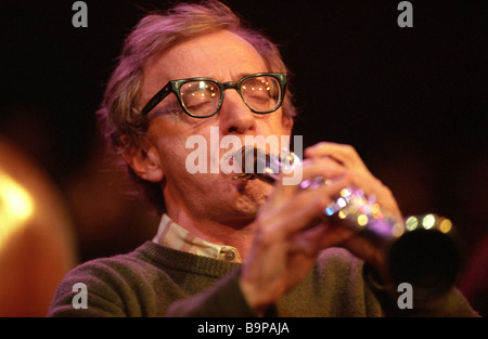 Regisseur Woody Allen spielt Klarinette mit seiner New Orleans jazz Band in der Royal Festival Hall in London UK im Jahr 1996 Stockfoto